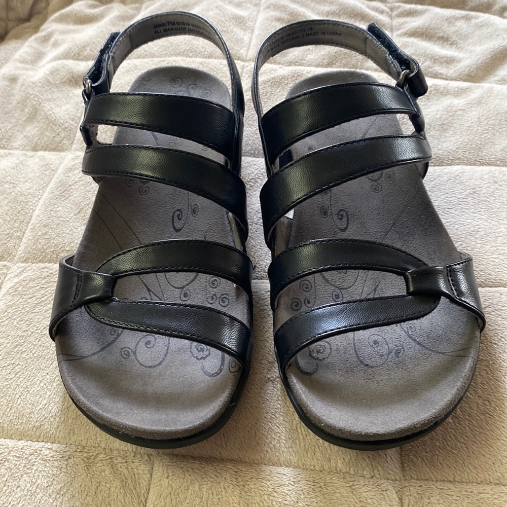 NWOT Baretrap Sandals